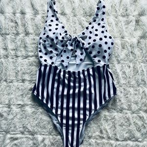 No boundaries black and white bathing suit size L/G (11/13)